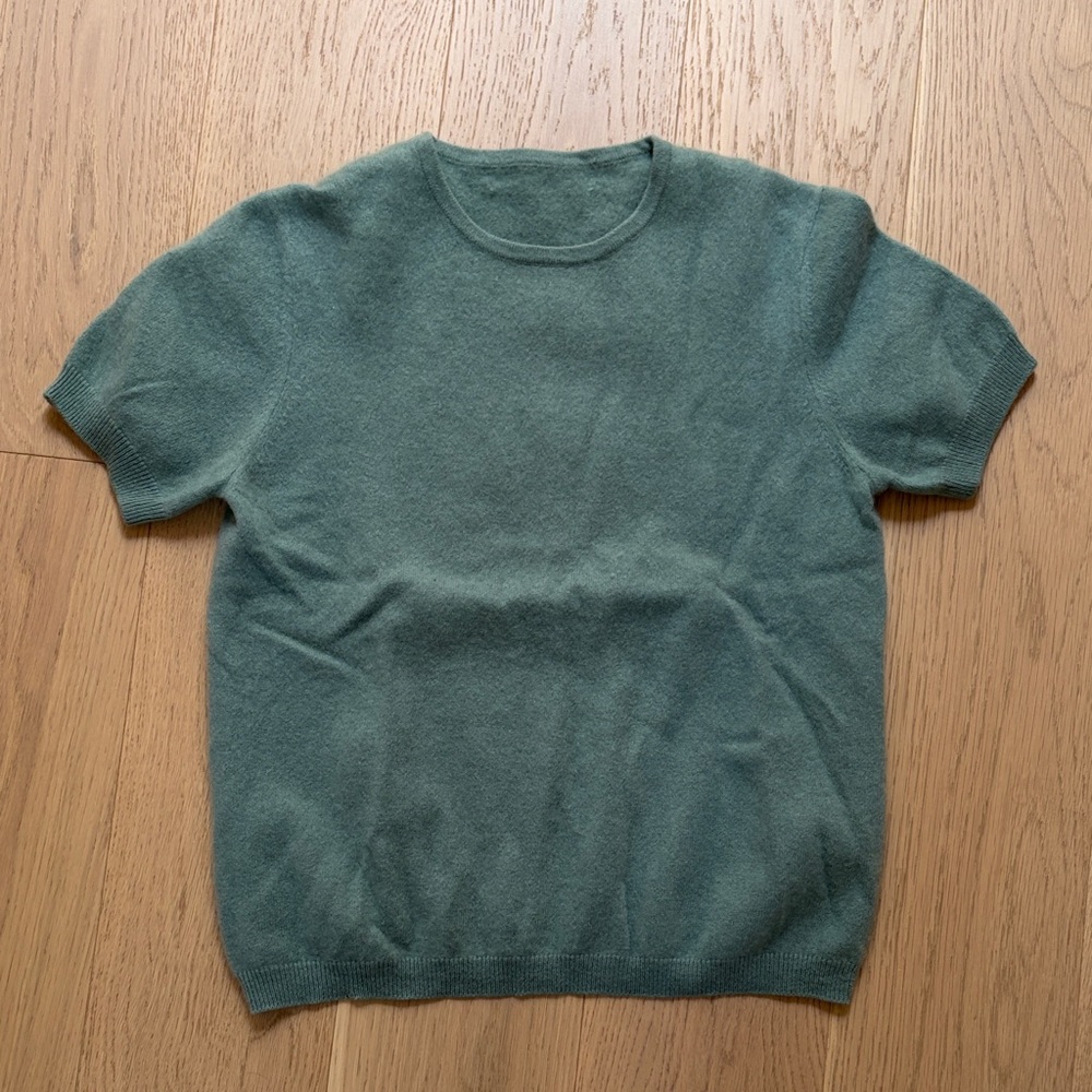 Women’s  Vintage Short-Sleeve Crewneck Cashmere Sweater in sage green